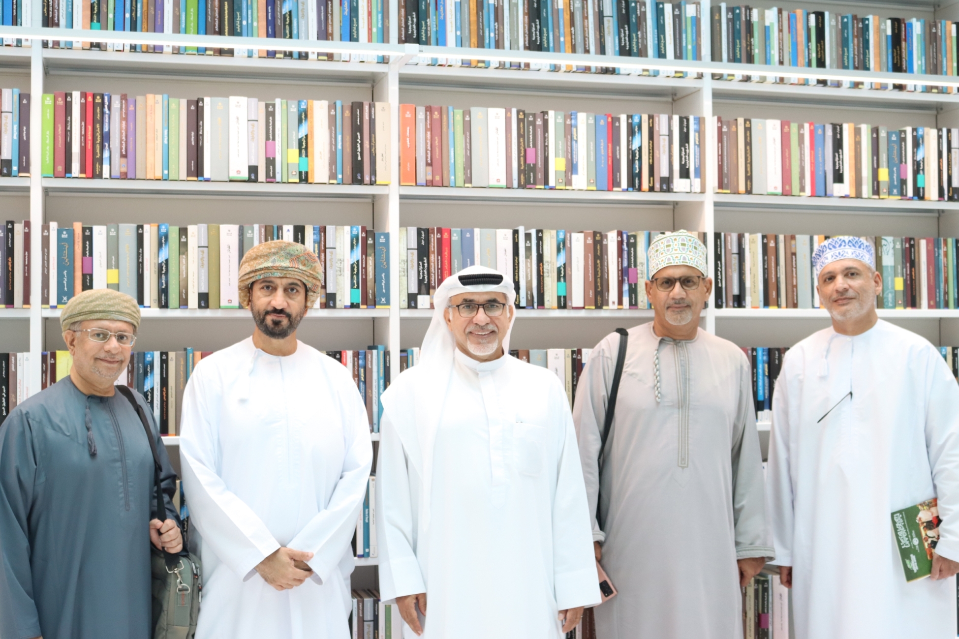 مكتبة محمد بن راشد تستقبل وفداً إعلامياً من سلطنة عمان